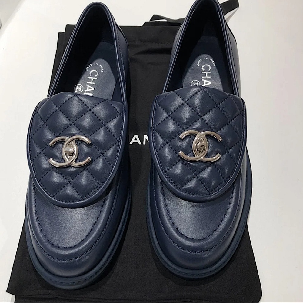 Chanel flap quilted loafer 39/8.5/9 navy